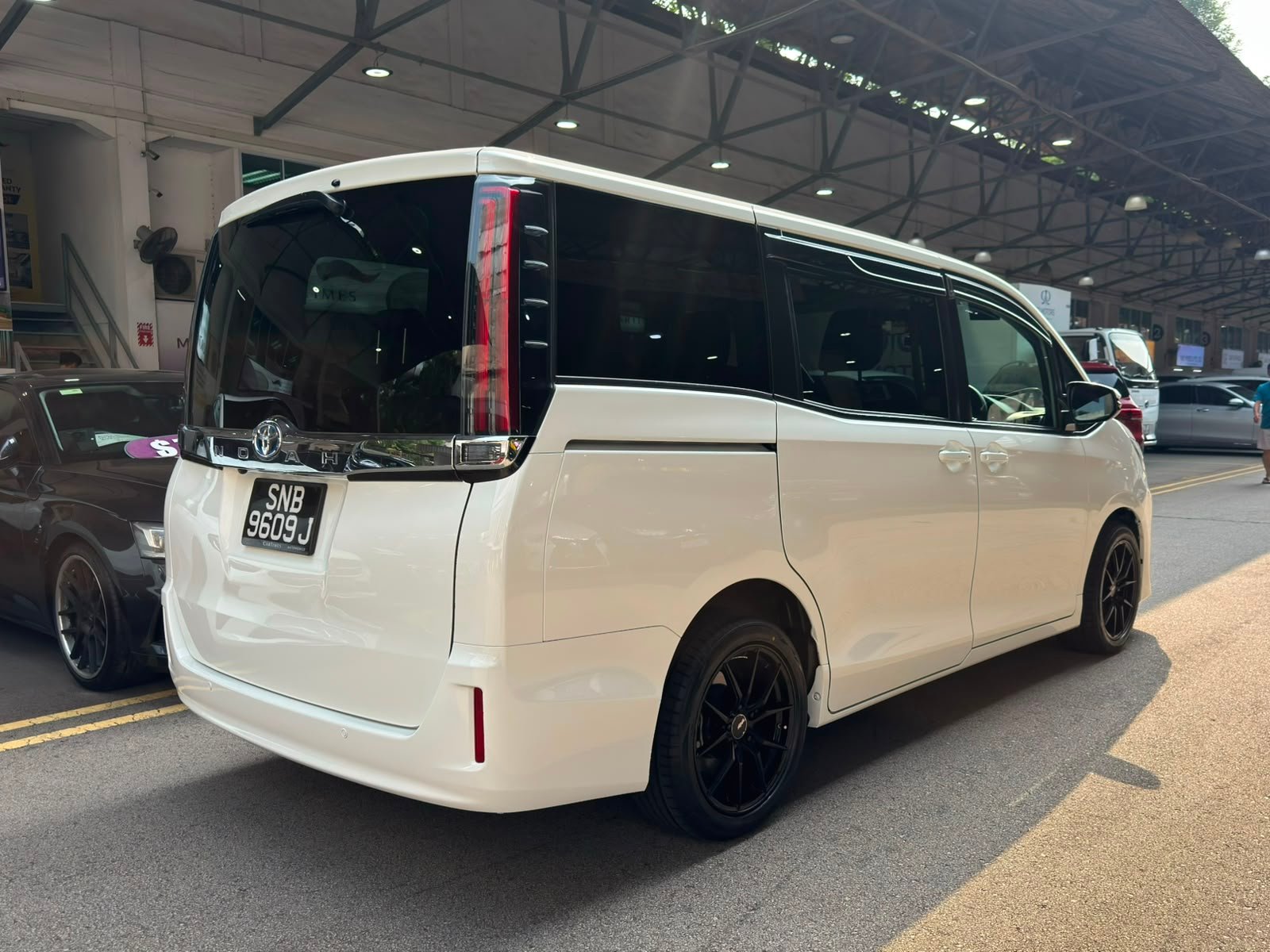 Toyota Noah Hybrid 1.8 X photo 2